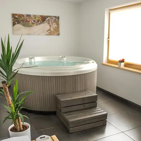Σπίτι διακοπών Secluded With Jacuzzi In